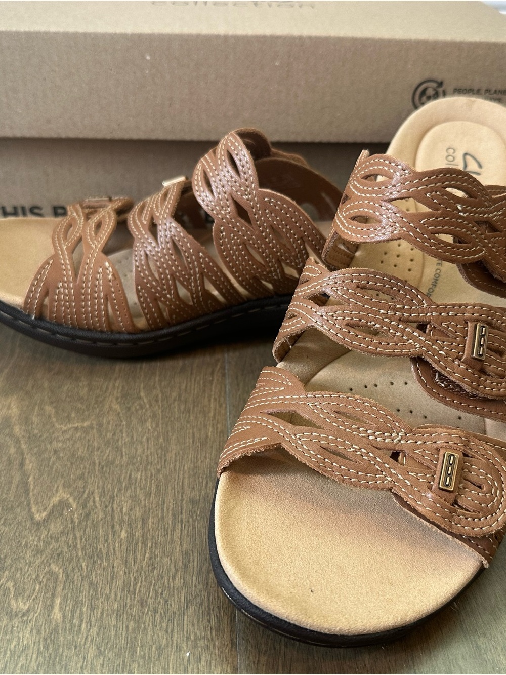 NWB Clarks Tan Leather Sandals Size 8.5 Adjustable Straps - Picture 2 of 8